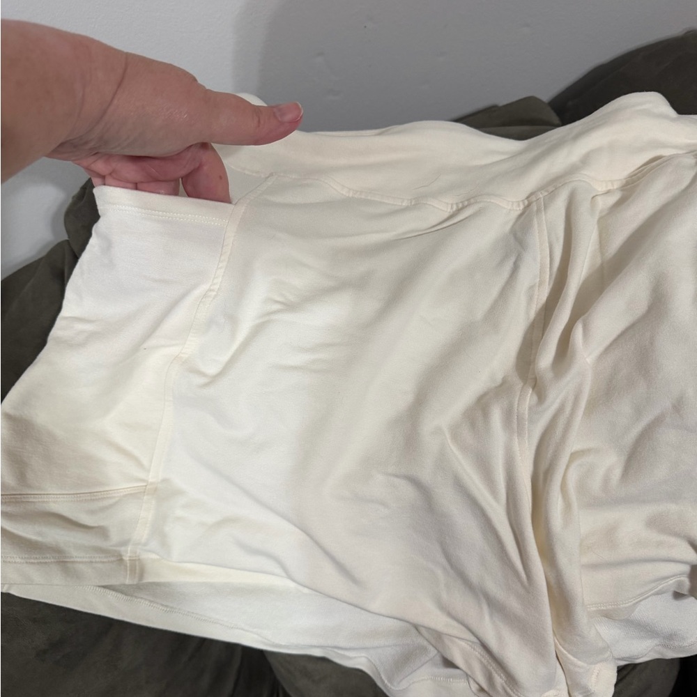 Old Navy Cream Athletic Lounge Shorts - Picture 3 of 3